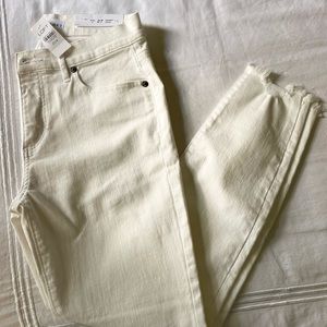 White Skinny Crop, Frayed, mid-rise